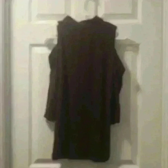 3/4 sleeve,  cold shoulder top with collar around neck.  Sz lg. J for justify. - Picture 2 of 3